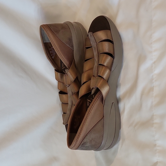 BZEES Frenzy Fisherman Open Toe Wedge T-strap Slip On Sandals Womens 10M - Picture 8 of 12